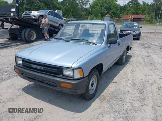 1990 Toyota Pickup z VIN JT4RN81R2L0043473, wystawiony jako IAAI lot #42410597 z przebiegiem 27 697 mil mil oraz . Historia ofert i sprzedaży dostępna na DreamBid. Obrazek 2.