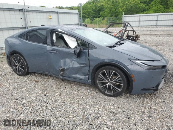 2023 Toyota Prius LE z VIN JTDACAAU1P3003548, wystawiony jako Copart lot #55927825 z przebiegiem 42 880 mil mil oraz Szkoda całkowita • Salvage title. Historia ofert i sprzedaży dostępna na DreamBid. Obrazek 4.
