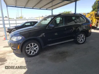 2013 BMW X5 xDrive35i z VIN 5UXZV4C56D0E11871, wystawiony jako Copart lot #58247665 z przebiegiem 136 874 mil mil oraz Szkody całkowita. Historia ofert i sprzedaży dostępna na DreamBid. Obrazek 1.