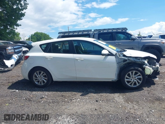 2012 Mazda 3 i Touring z VIN JM1BL1L74C1600792, wystawiony jako IAAI lot #42197953 z przebiegiem 139 930 mil mil oraz . Historia ofert i sprzedaży dostępna na DreamBid. Obrazek 14.