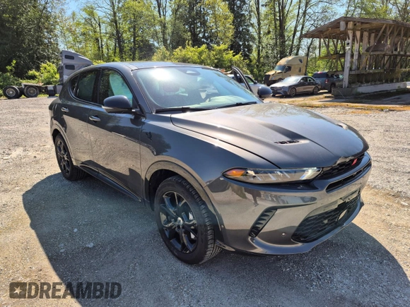2024 Dodge Hornet R/T Plus z VIN ZACPDFDW7R3A12570, wystawiony jako Copart lot #52097675 z przebiegiem Nie podano mil oraz Szkoda całkowita • Salvage title. Historia ofert i sprzedaży dostępna na DreamBid. Obrazek 4.