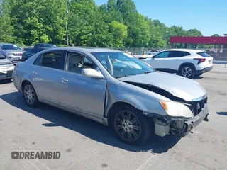 2008 Toyota Avalon XL z VIN 4T1BK36B28U255522, wystawiony jako IAAI lot #42143848 z przebiegiem 240 777 mil mil oraz . Historia ofert i sprzedaży dostępna na DreamBid. Obrazek 1.