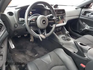 2024 Nissan Z Performance z VIN JN1BZ4BH5RM360916, wystawiony jako Copart lot #76335904 z przebiegiem 7 004 mil mil oraz Szkoda całkowita • Salvage title. Historia ofert i sprzedaży dostępna na DreamBid. Obrazek 8.