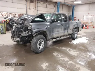 2022 Toyota Tacoma SR z VIN 3TYSX5EN1NT014066, wystawiony jako IAAI lot #41509622 z przebiegiem 32 638 mil mil oraz . Historia ofert i sprzedaży dostępna na DreamBid. Obrazek 2.