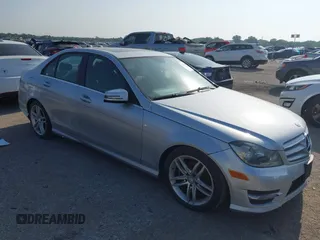 2013 Mercedes-Benz C 250 Sport z VIN WDDGF4HBXDR247088, wystawiony jako IAAI lot #42327912 z przebiegiem Nie podano mil oraz . Historia ofert i sprzedaży dostępna na DreamBid. Obrazek 1.
