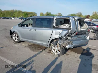2013 Toyota Sienna L z VIN 5TDZK3DC2DS321418, wystawiony jako IAAI lot #42095972 z przebiegiem 189 688 mil mil oraz . Historia ofert i sprzedaży dostępna na DreamBid. Obrazek 3.