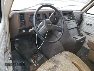 1986 Chevrolet Chevy Van z VIN 1GCEG25N0G7172290, wystawiony jako Copart lot #84010474 z przebiegiem 90 574 mil mil oraz Czysty tytuł • Clean title. Historia ofert i sprzedaży dostępna na DreamBid. Obrazek 8.
