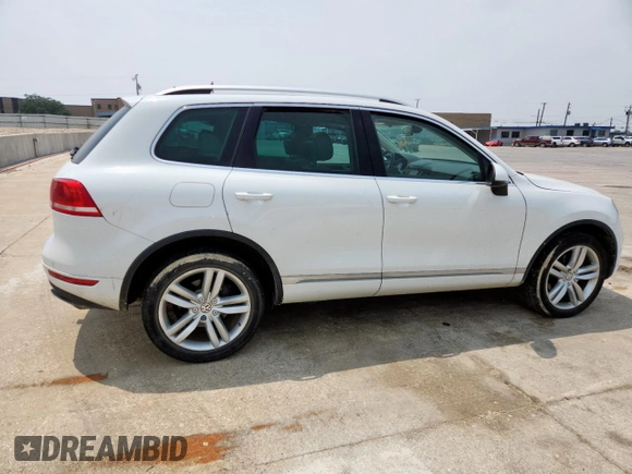 2013 Volkswagen Touareg Exec z VIN WVGEF9BP3DD012463, wystawiony jako Copart lot #57499915 z przebiegiem 104 981 mil mil oraz Szkody całkowita. Historia ofert i sprzedaży dostępna na DreamBid. Obrazek 3.