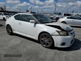 2013 Scion tC z VIN JTKJF5C70D3049592, wystawiony jako Copart lot #56988175 z przebiegiem 96 909 mil mil oraz Szkody całkowita. Historia ofert i sprzedaży dostępna na DreamBid. Obrazek 4.