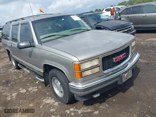 1999 GMC Suburban with VIN 3GKEC16R0XG547353, listed as a IAAI auction lot 40426884 with 284,689 mi miles. Bid and sale history available at carsss.com. Image 1.