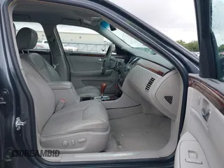 2009 Cadillac DTS 1SA z VIN 1G6KD57Y79U110350, wystawiony jako IAAI lot #42082318 z przebiegiem 94 369 mil mil oraz . Historia ofert i sprzedaży dostępna na DreamBid. Obrazek 5.