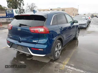 2017 Kia Niro Touring Launch Edition with VIN KNDCC3LC2H5048657, listed as a IAAI auction lot 41736127 with 190,828 mi miles. Bid and sale history available at carsss.com. Image 4.