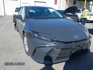 2025 Toyota Camry LE z VIN 4T1DAACK4SU534093, wystawiony jako IAAI lot #41944256 z przebiegiem 10 637 mil mil oraz . Historia ofert i sprzedaży dostępna na DreamBid. Obrazek 1.