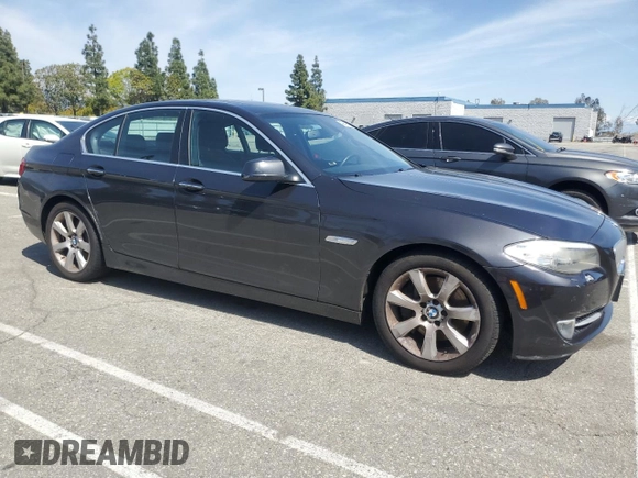 2011 BMW 5 Series 550i z VIN WBAFR9C5XBC618310, wystawiony jako Copart lot #49427835 z przebiegiem 84 936 mil mil oraz Szkoda całkowita • Salvage title. Historia ofert i sprzedaży dostępna na DreamBid. Obrazek 4.