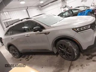 2023 Kia Sorento SX z VIN 5XYRKDLF0PG189570, wystawiony jako IAAI lot #41587404 z przebiegiem 22 006 mil mil oraz . Historia ofert i sprzedaży dostępna na DreamBid. Obrazek 14.