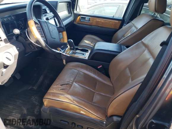 2011 Lincoln Navigator z VIN 5LMJJ2H58BEJ01847, wystawiony jako Copart lot #81804584 z przebiegiem 177 445 mil mil oraz Szkoda całkowita • Salvage title. Historia ofert i sprzedaży dostępna na DreamBid. Obrazek 7.