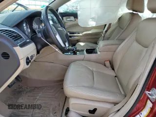 2013 Chrysler 300 z VIN 2C3CCAAGXDH727934, wystawiony jako Copart lot #55656025 z przebiegiem 100 567 mil mil oraz Szkoda całkowita • Salvage title. Historia ofert i sprzedaży dostępna na DreamBid. Obrazek 7.