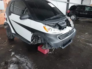 2014 Smart fortwo Pure z VIN WMEEJ3BA4EK737709, wystawiony jako IAAI lot #42105265 z przebiegiem 23 970 mil mil oraz . Historia ofert i sprzedaży dostępna na DreamBid. Obrazek 6.