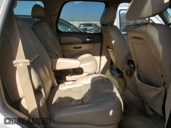 2008 GMC Yukon SLT 4SA z VIN 1GKFK13028J192313, wystawiony jako Copart lot #89207235 z przebiegiem 240 812 mil mil oraz Szkoda całkowita • Salvage title. Historia ofert i sprzedaży dostępna na DreamBid. Obrazek 11.