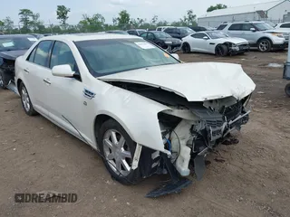 2008 Cadillac STS RWD z VIN 1G6DW67V780103550, wystawiony jako IAAI lot #42273903 z przebiegiem 116 383 mil mil oraz . Historia ofert i sprzedaży dostępna na DreamBid. Obrazek 1.