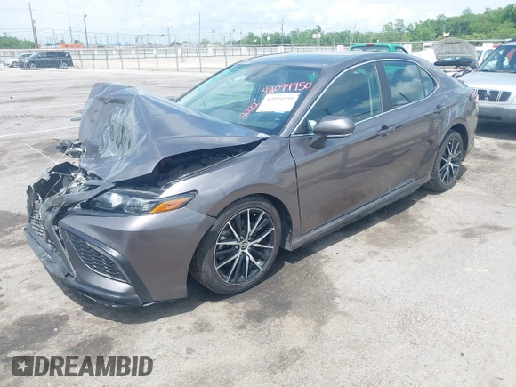 2022 Toyota Camry SE z VIN 4T1G11AK0NU057778, wystawiony jako IAAI lot #42094950 z przebiegiem 115 649 mil mil oraz . Historia ofert i sprzedaży dostępna na DreamBid. Obrazek 2.