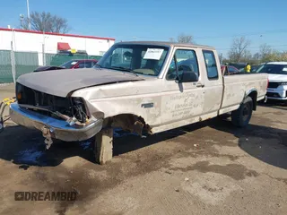 1997 Ford F-250 z VIN 1FTHX25G1VEC11525, wystawiony jako IAAI lot #42063357 z przebiegiem 226 222 mil mil oraz . Historia ofert i sprzedaży dostępna na DreamBid. Obrazek 2.