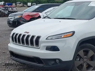 2016 Jeep Cherokee Latitude z VIN 1C4PJMCS4GW332918, wystawiony jako IAAI lot #42447507 z przebiegiem 97 575 mil mil oraz . Historia ofert i sprzedaży dostępna na DreamBid. Obrazek 12.