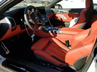 2023 BMW M8 Competition z VIN WBSDZ0C08PCL26827, wystawiony jako Copart lot #36275083 z przebiegiem Nie podano mil oraz . Historia ofert i sprzedaży dostępna na DreamBid. Obrazek 7.