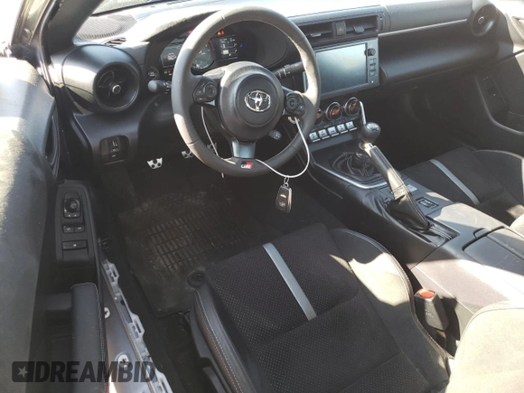 2024 Toyota 86 Premium z VIN JF1ZNBE15R9755858, wystawiony jako Copart lot #55677285 z przebiegiem 4 291 mil mil oraz Szkoda całkowita • Salvage title. Historia ofert i sprzedaży dostępna na DreamBid. Obrazek 8.