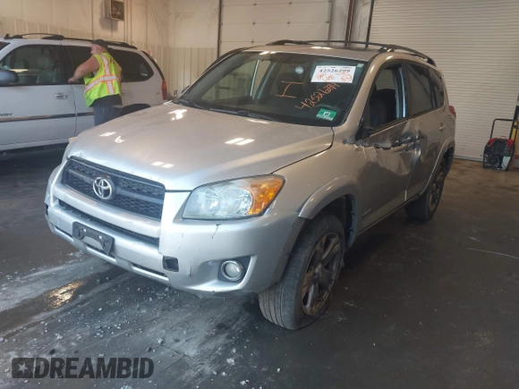 2010 Toyota RAV4 Sport z VIN 2T3RF4DV6AW080727, wystawiony jako IAAI lot #42526299 z przebiegiem Nie podano mil oraz . Historia ofert i sprzedaży dostępna na DreamBid. Obrazek 19.
