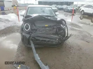 2023 MINI Hardtop Cooper SE z VIN WMW13DJ01P2U19472, wystawiony jako Copart lot #59630715 z przebiegiem 7 304 mil mil oraz Szkoda całkowita • Salvage title. Historia ofert i sprzedaży dostępna na DreamBid. Obrazek 14.