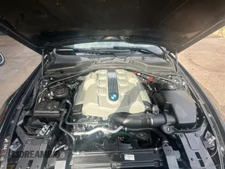 2004 BMW 6 Series 645Ci z VIN WBAEK734X4B260677, wystawiony jako Copart lot #50924995 z przebiegiem 42 209 mil mil oraz Czysty tytuł • Clean title. Historia ofert i sprzedaży dostępna na DreamBid. Obrazek 7.