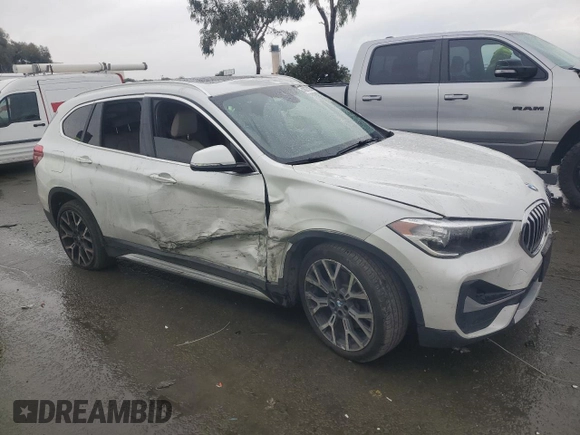 2022 BMW X1 xDrive28i z VIN WBXJG9C02N5V14574, wystawiony jako Copart lot #43834285 z przebiegiem 63 266 mil mil oraz Szkoda całkowita • Salvage title. Historia ofert i sprzedaży dostępna na DreamBid. Obrazek 4.