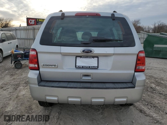 2012 Ford Escape XLS z VIN 1FMCU0C7XCKC17232, wystawiony jako Copart lot #85686464 z przebiegiem 123 632 mil mil oraz Szkoda całkowita • Salvage title. Historia ofert i sprzedaży dostępna na DreamBid. Obrazek 6.