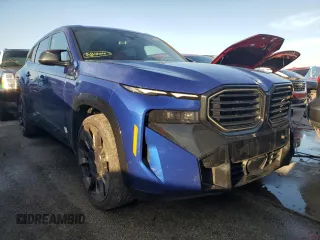 2023 BMW XM z VIN 5YM23CS0XP9S15459, wystawiony jako Copart lot #74934504 z przebiegiem 14 156 mil mil oraz Szkody całkowita. Historia ofert i sprzedaży dostępna na DreamBid. Obrazek 4.