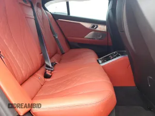 2021 BMW M8 z VIN WBSGV0C08MCF20118, wystawiony jako Copart lot #54980043 z przebiegiem 28 254 mil mil oraz . Historia ofert i sprzedaży dostępna na DreamBid. Obrazek 10.