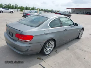 2009 BMW 3 Series 328i xDrive z VIN WBAWV53549PF95715, wystawiony jako IAAI lot #42296949 z przebiegiem 182 003 mil mil oraz . Historia ofert i sprzedaży dostępna na DreamBid. Obrazek 4.