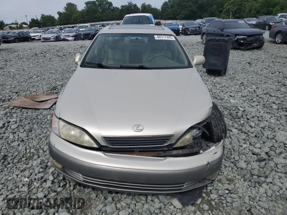 1998 Lexus ES 300 with VIN JT8BF28G4W5021187, listed as a Copart auction lot 60317445 with 258,403 mi miles and Salvage title. Bid and sale history available at DreamBid. Image 5.
