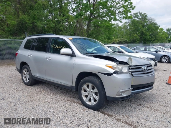2013 Toyota Highlander z VIN 5TDZK3EH0DS127237, wystawiony jako IAAI lot #42266241 z przebiegiem 241 582 mil mil oraz . Historia ofert i sprzedaży dostępna na DreamBid. Obrazek 1.