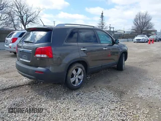 2013 Kia Sorento EX with VIN 5XYKU3A62DG373137, listed as a IAAI auction lot 41872724 with 177,387 mi miles. Bid and sale history available at carsss.com. Image 4.