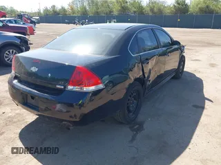 2013 Chevrolet Impala Police z VIN 2G1WD5E31D1256682, wystawiony jako IAAI lot #42276990 z przebiegiem 148 251 mil mil oraz . Historia ofert i sprzedaży dostępna na DreamBid. Obrazek 4.