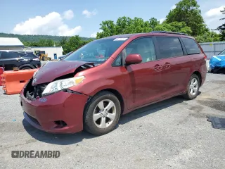 2013 Toyota Sienna LE AAS z VIN 5TDKK3DC4DS404544, wystawiony jako Copart lot #60274615 z przebiegiem 94 933 mil mil oraz Szkoda całkowita • Salvage title. Historia ofert i sprzedaży dostępna na DreamBid. Obrazek 1.