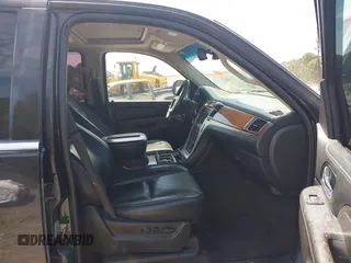2012 Cadillac Escalade Platinum Edition z VIN 1GYS4DEF5CR208368, wystawiony jako IAAI lot #42275931 z przebiegiem 215 194 mil mil oraz . Historia ofert i sprzedaży dostępna na DreamBid. Obrazek 5.