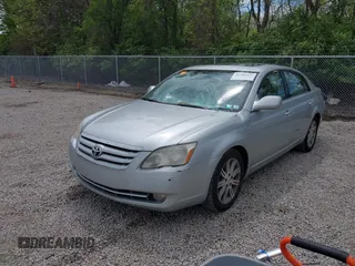 2007 Toyota Avalon XL z VIN 4T1BK36B77U198619, wystawiony jako IAAI lot #42204373 z przebiegiem 348 721 mil mil oraz . Historia ofert i sprzedaży dostępna na DreamBid. Obrazek 17.