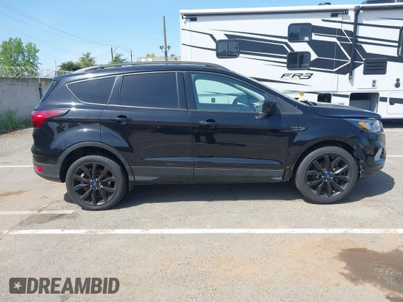 2019 Ford Escape SE with VIN 1FMCU0GD4KUB29621, listed as a IAAI auction lot 42062095 with 137,807 mi miles. Bid and sale history available at carsss.com. Image 14.