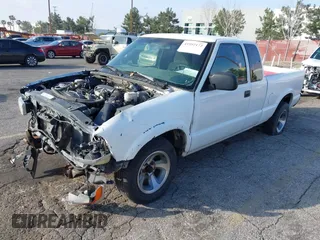2000 Chevrolet S-10 LS with VIN 1GCCS19W5Y8313840, listed as a IAAI auction lot 41592172 with 245,967 mi miles. Bid and sale history available at carsss.com. Image 2.