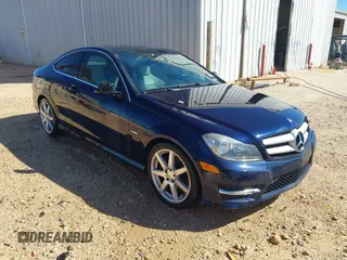 2012 Mercedes-Benz C 250 z VIN WDDGJ4HB5CF751658, wystawiony jako IAAI lot #42079446 z przebiegiem 135 199 mil mil oraz . Historia ofert i sprzedaży dostępna na DreamBid. Obrazek 1.