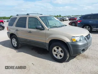 2007 Ford Escape XLT with VIN 1FMYU03127KB33946, listed as a IAAI auction lot 42120231 with 92,233 mi miles. Bid and sale history available at carsss.com. Image 1.