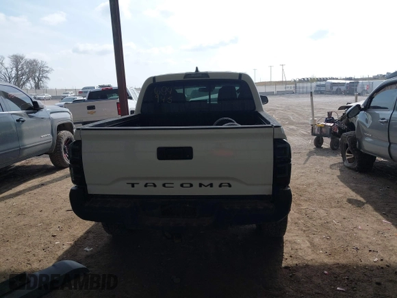 2021 Toyota Tacoma SR z VIN 3TMCZ5AN4MM373247, wystawiony jako IAAI lot #41982617 z przebiegiem 45 692 mil mil oraz . Historia ofert i sprzedaży dostępna na DreamBid. Obrazek 16.