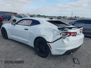 2021 Chevrolet Camaro 1LS z VIN 1G1FB1RX1M0101783, wystawiony jako IAAI lot #42095549 z przebiegiem 61 395 mil mil oraz . Historia ofert i sprzedaży dostępna na DreamBid. Obrazek 3.